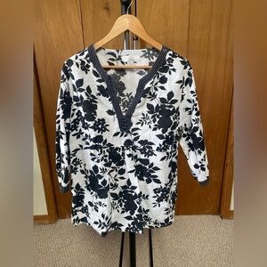 Lucy& Laurel NWOT Black& White Floral Pattern Top Sz 1x